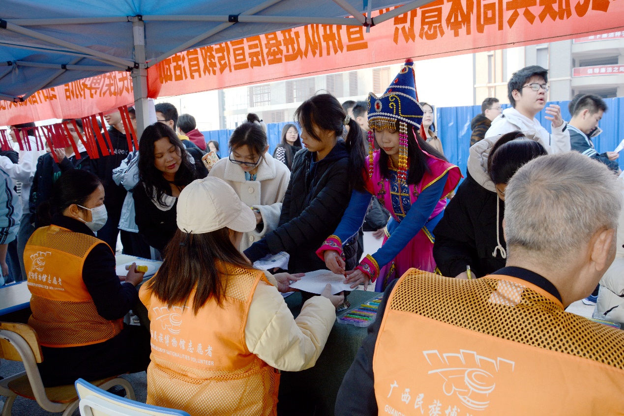 广西民族博物馆“铸牢中华民族共同体意识”宣讲队走进新民中学